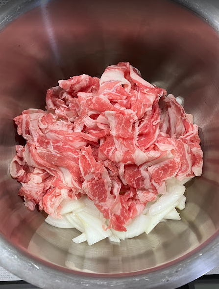 牛肉と玉ねぎをホットクックの内鍋に入れた様子