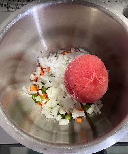 ホットクックで作る野菜たっぷりカレーの材料を内鍋に入れた様子