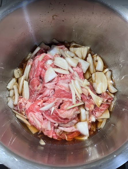 牛肉、玉ねぎ、調味料を入れて調理前のホットクック