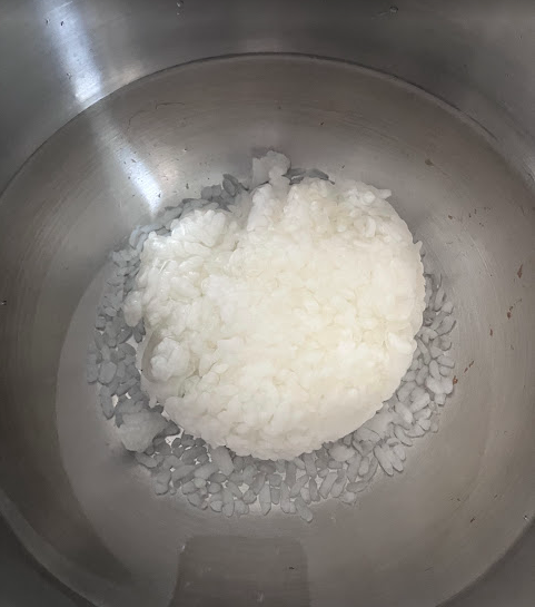 内鍋に冷凍しておいたごはんと水800ccを入れたホットクック